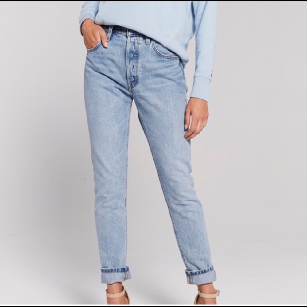 Levi’s light wash boyfriend jeans